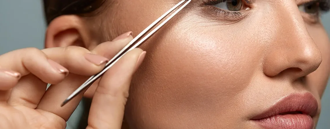 applying magnetic lashes